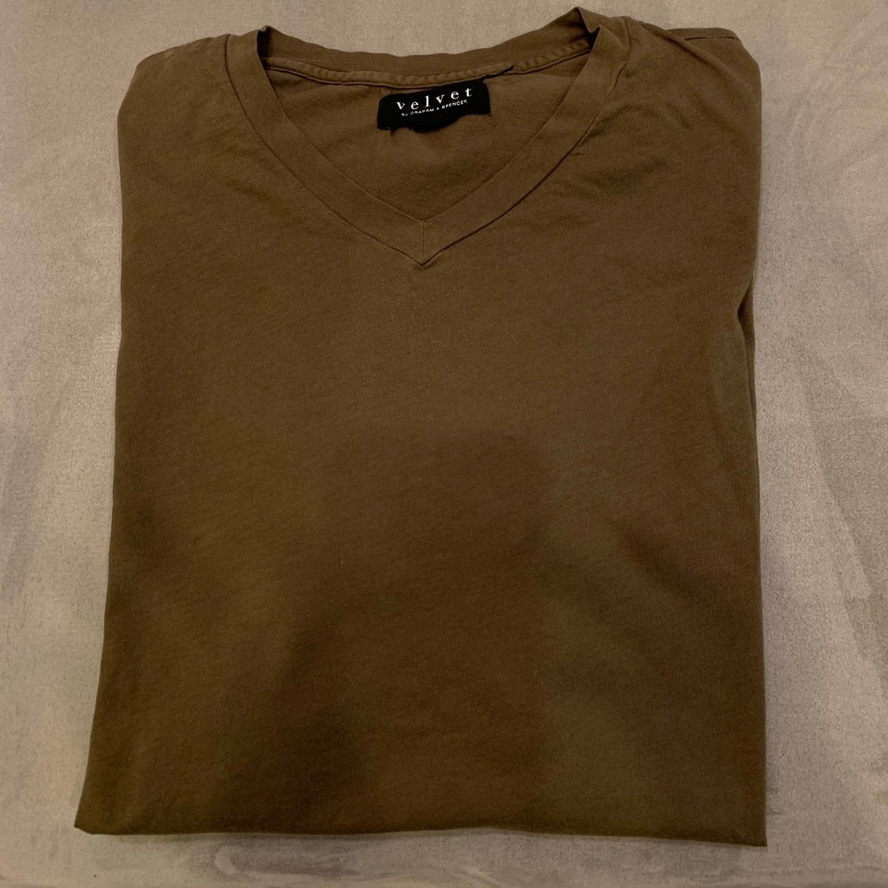 V NECK TEE